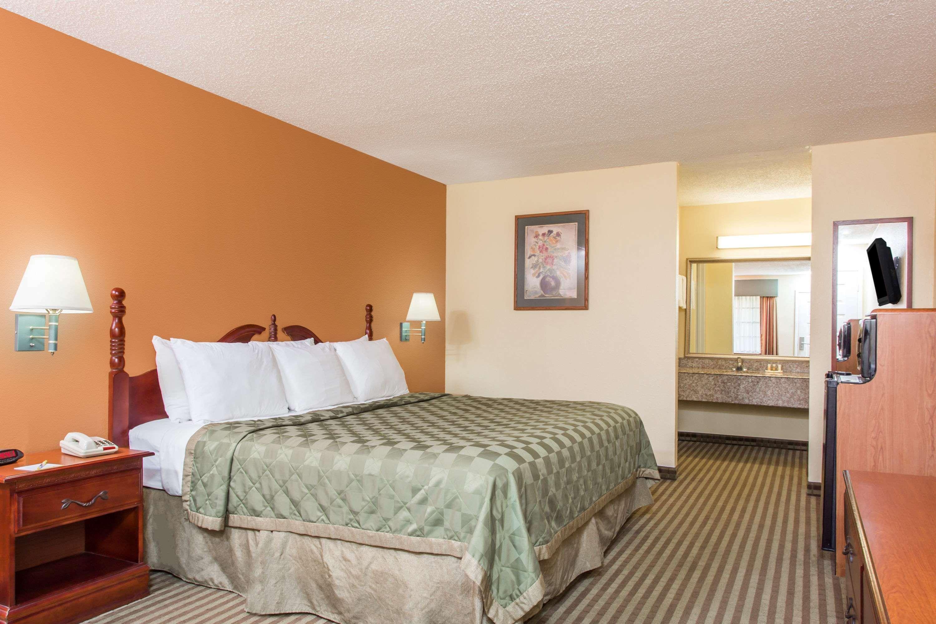 Days Inn By Wyndham Orange Exterior photo
